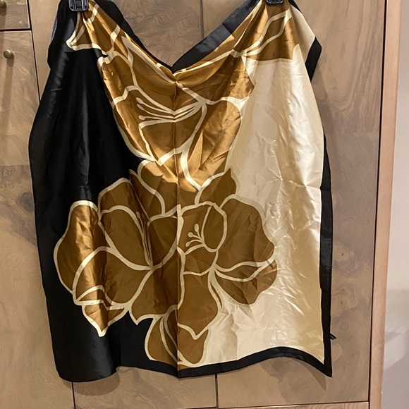 Floral Scarf in Black and Gold - Picture 3 of 4